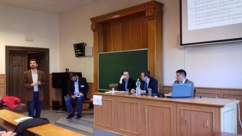 4. k&eacute;p: Gazdas&aacute;gf&ouml;ldrajzi p&oacute;diumbesz&eacute;lget&eacute;s (Vitaind&iacute;t&oacute; előad&oacute;k: Gyuris Ferenc, Kiss J&aacute;nos P&eacute;ter, Nagy G&aacute;bor, P&eacute;nzes J&aacute;nos. Moder&aacute;tor: Moln&aacute;r Ernő)