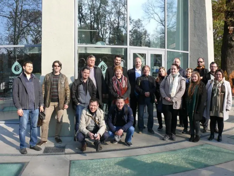 6. k&eacute;p: A f&ouml;ldrajzi tanulm&aacute;ny&uacute;t r&eacute;sztvevői a fel&uacute;j&iacute;tott Nagyerdei V&iacute;ztorony előtt